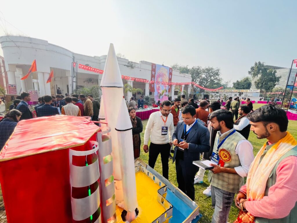 बस्ती में आयोजित युवा सृजन एवं नवाचार महोत्सव 2026 में नवाचार मॉडल प्रस्तुत करते छात्र