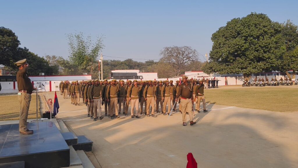 गणतंत्र दिवस परेड रिहर्सल बस्ती में पुलिस अधीक्षक अभिनन्दन का निरीक्षण