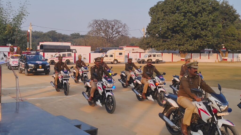 पुलिस अधीक्षक बस्ती गणतंत्र दिवस परेड रिहर्सल का निरीक्षण करते हुए