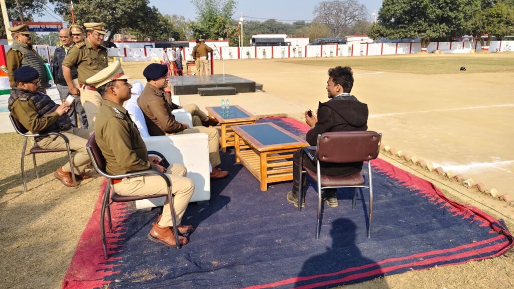 पुलिस अधीक्षक बस्ती गणतंत्र दिवस परेड रिहर्सल का निरीक्षण करते हुए