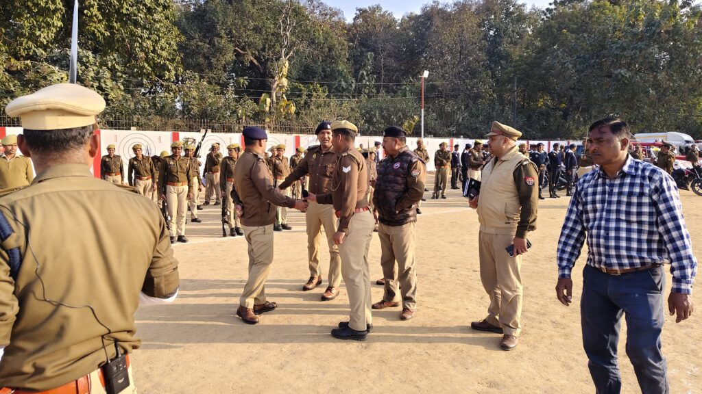 पुलिस अधीक्षक बस्ती गणतंत्र दिवस परेड रिहर्सल का निरीक्षण करते हुए