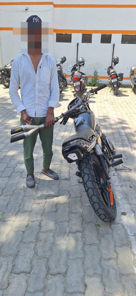 बस्ती मॉडिफाइड साइलेंसर कार्रवाई