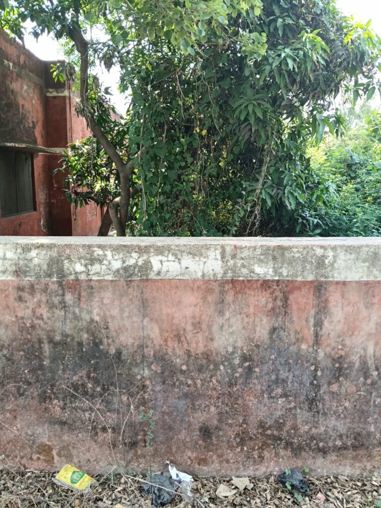 बस्ती मुख्यालय से लगभग 13 किलोमीटर दूर स्थित प्राथमिक स्वास्थ्य केन्द्र ओडवारा की स्थिति बेहद दयनीय बनी हुई है। यह स्वास्थ्य केन्द्र इन दिनों “सफेद हाथी” बनकर रह गया है, जहां बुनियादी सुविधाओं का घोर अभाव देखने को मिल रहा है।स्वास्थ्य केन्द्र का भवन काफी जर्जर हो चुका है। चारों ओर फैली गंदगी और करकट के बीच किसी तरह मरीजों का इलाज किया जा रहा है। परिसर की हालत देखकर ऐसा प्रतीत होता है कि वर्षों से इसकी देखरेख नहीं की गई है। शौचालय जर्जर होकर बंद पड़े हैं और स्वच्छता की स्थिति बेहद खराब है।यहां कार्यरत स्वास्थ्यकर्मी सीमित संसाधनों में किसी तरह अपनी जिम्मेदारी निभा रहे हैं, जो अपने आप में हैरान करने वाली बात है। बावजूद इसके, मरीजों को पर्याप्त सुविधाएं नहीं मिल पा रही हैं।जानकारी के अनुसार, प्राथमिक स्वास्थ्य केन्द्र में मानकों के तहत एक एमबीबीएस डॉक्टर, लैब टेक्नीशियन, ओपीडी, प्रसव सुविधा, टीकाकरण, मुफ्त दवा और जांच जैसी सेवाएं उपलब्ध होनी चाहिए। ये केन्द्र राष्ट्रीय स्वास्थ्य मिशन (NHM) के अंतर्गत मातृ एवं शिशु स्वास्थ्य, टीकाकरण और सामान्य बीमारियों के उपचार के लिए अहम भूमिका निभाते हैं।लेकिन ओडवारा स्वास्थ्य केन्द्र में स्थिति इसके विपरीत नजर आती है। अस्पताल में मौजूद करीब आधा दर्जन बेड अनुपयोगी पड़े हैं, पीने के पानी की व्यवस्था ठप है और वाटर पोस्ट खराब पड़ा हुआ है। परिसर में कबाड़ का अंबार लगा हुआ है।वहीं, कागजों में आकस्मिक सेवा के लिए तीन एम्बुलेंस उपलब्ध बताई जाती हैं, लेकिन मौके पर एक भी एम्बुलेंस मौजूद नहीं मिली। इस संबंध में जब फार्मासिस्ट से जानकारी ली गई तो वे स्पष्ट जानकारी नहीं दे सकीं। उनका कहना था कि यहां आयुष्मान योजना के तहत सुविधा उपलब्ध नहीं है और सभी सरकारी सुविधाएं हर जगह उपलब्ध नहीं हो पातीं।अब बड़ा सवाल यह है कि जब प्राथमिक स्वास्थ्य केन्द्रों की यह स्थिति होगी, तो ग्रामीण क्षेत्रों में स्वास्थ्य सेवाएं किस तरह सुदृढ़ होंगी। प्रशासन और संबंधित विभाग को इस ओर गंभीरता से ध्यान देने की आवश्यकता है।रिपोर्ट : परमानन्द मिश्रा