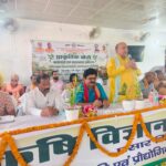 प्राकृतिक खेती कार्यशाला बस्ती में किसानों को संबोधित करते भाजपा किसान मोर्चा के नेता