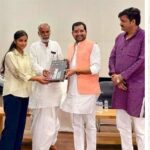 100 छात्राओं को निशुल्क टैबलेट