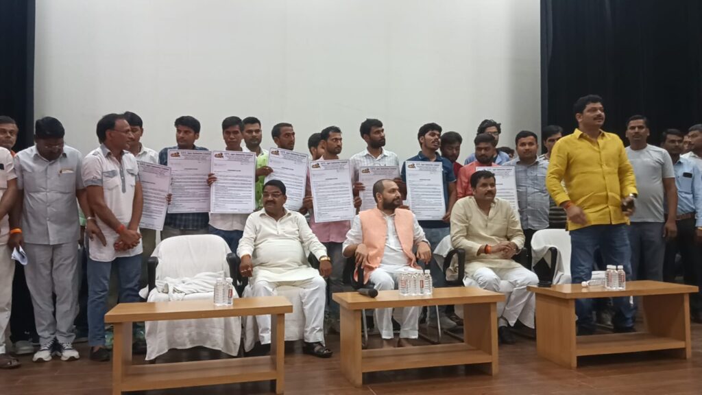 बस्ती में युवाओं को रोजगार